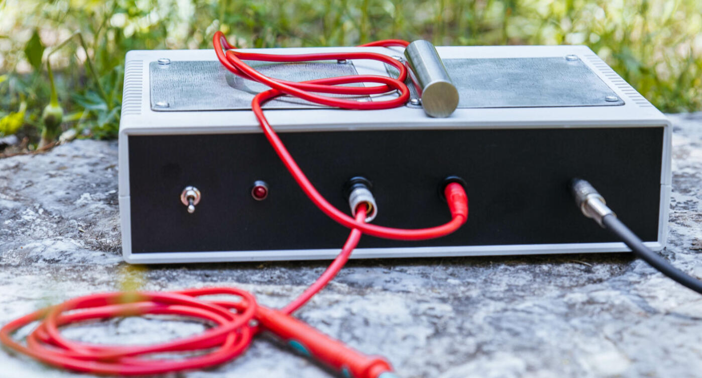 Synchromètre, l’instrument qui écoute les chants secrets des vibrations invisibles du vivant.”